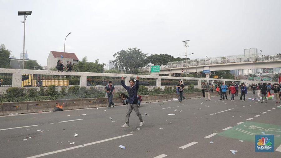 Sejumlah maasa yang tergabung dalam BEM SI menggelar aksi di depan Gedung DPR?MPR, Jakarta, Senin (11/4/2022). Demo tersebut berujung ricuh antara pendemo dengan petugas kepolisian. (CNBC Indonesia/ Muhammad Sabki)