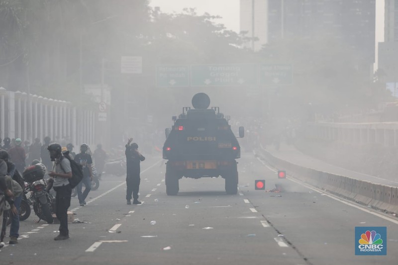 Sejumlah maasa yang tergabung dalam BEM SI menggelar aksi di depan Gedung DPR?MPR, Jakarta, Senin (11/4/2022). Demo tersebut berujung ricuh antara pendemo dengan petugas kepolisian. (CNBC Indonesia/ Muhammad Sabki)