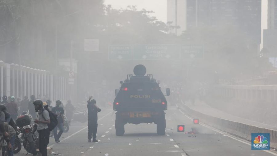 Sejumlah maasa yang tergabung dalam BEM SI menggelar aksi di depan Gedung DPR?MPR, Jakarta, Senin (11/4/2022). Demo tersebut berujung ricuh antara pendemo dengan petugas kepolisian. (CNBC Indonesia/ Muhammad Sabki)