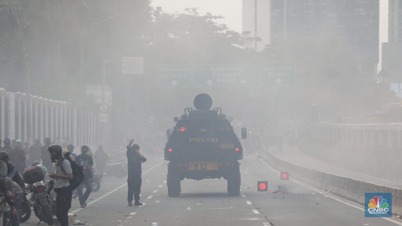 Sejumlah maasa yang tergabung dalam BEM SI menggelar aksi di depan Gedung DPR?MPR, Jakarta, Senin (11/4/2022). Demo tersebut berujung ricuh antara pendemo dengan petugas kepolisian. (CNBC Indonesia/ Muhammad Sabki)