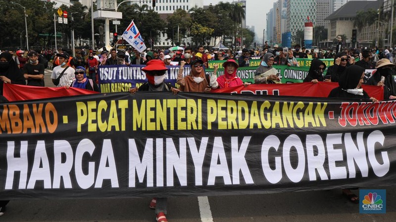 Ratusan pengunjuk rasa kaum perempuan membentangkan spanduk di Patung Kuda, Jakarta, Senin (11/4/2022). (CNBC Indonesia/ Tri Susilo)