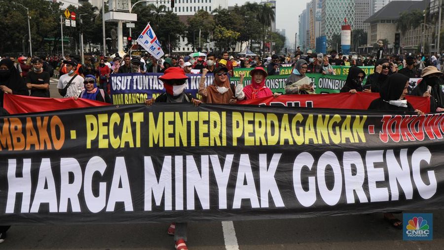Ratusan pengunjuk rasa kaum perempuan membentangkan spanduk di Patung Kuda, Jakarta, Senin (11/4/2022). (CNBC Indonesia/ Tri Susilo)