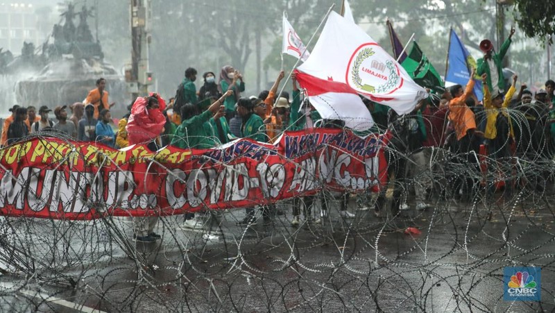 Massa mahasiswa yang menggelar demo di Patung Kuda, Jakarta Pusat membubarkan diri, Senin (11/4/2022). Massa mengucapkan terima kasih ke polisi sebelum membubarkan diri. (CNBC Indonesia/ Tri Susilo)