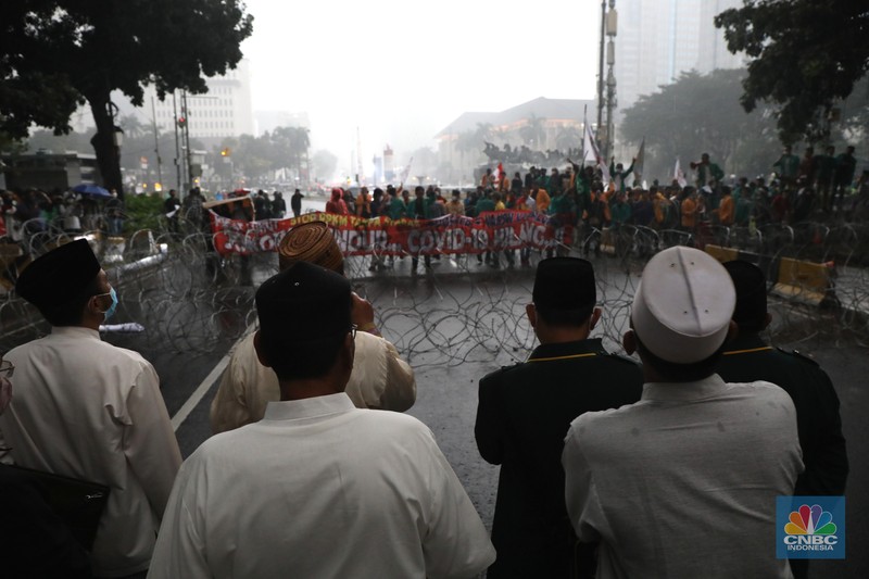 Massa mahasiswa yang menggelar demo di Patung Kuda, Jakarta Pusat membubarkan diri, Senin (11/4/2022). Massa mengucapkan terima kasih ke polisi sebelum membubarkan diri. (CNBC Indonesia/ Tri Susilo)
