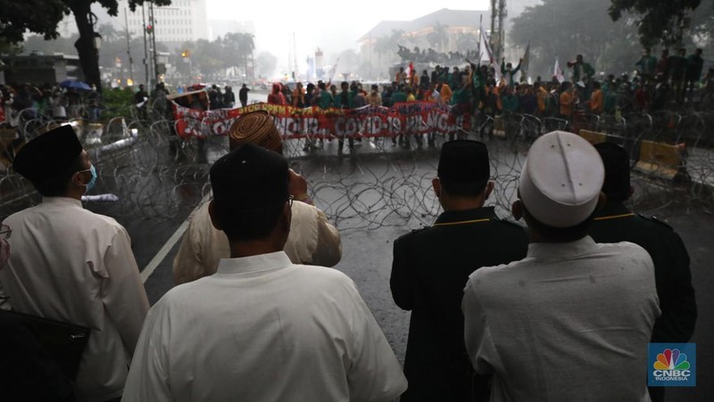 Massa mahasiswa yang menggelar demo di Patung Kuda, Jakarta Pusat membubarkan diri, Senin (11/4/2022). Massa mengucapkan terima kasih ke polisi sebelum membubarkan diri. (CNBC Indonesia/ Tri Susilo)