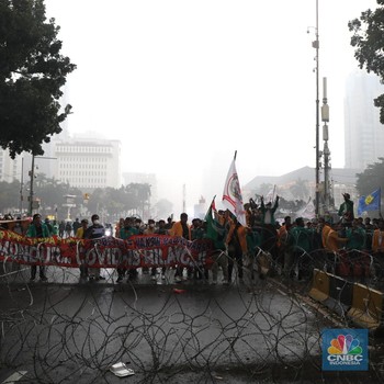 Guyuran Hujan Deras Bubarkan Massa Demo Dekat Istana