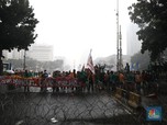 Guyuran Hujan Deras Bubarkan Massa Demo Dekat Istana