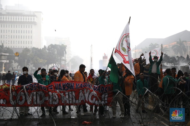 Massa mahasiswa yang menggelar demo di Patung Kuda, Jakarta Pusat membubarkan diri, Senin (11/4/2022). Massa mengucapkan terima kasih ke polisi sebelum membubarkan diri. (CNBC Indonesia/ Tri Susilo)
