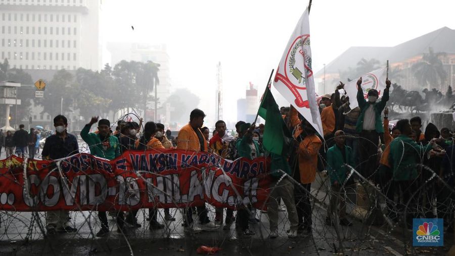 Massa mahasiswa yang menggelar demo di Patung Kuda, Jakarta Pusat membubarkan diri, Senin (11/4/2022). Massa mengucapkan terima kasih ke polisi sebelum membubarkan diri. (CNBC Indonesia/ Tri Susilo)