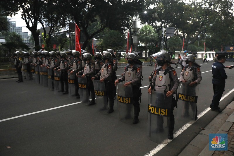Massa mahasiswa yang menggelar demo di Patung Kuda, Jakarta Pusat membubarkan diri, Senin (11/4/2022). Massa mengucapkan terima kasih ke polisi sebelum membubarkan diri. (CNBC Indonesia/ Tri Susilo)