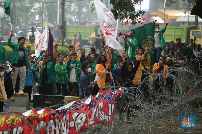 Demo Mahasiswa di Patung Kuda Massa mahasiswa yang menggelar demo di Patung Kuda, Jakarta Pusat membubarkan diri, Senin (11/4/2022). Massa mengucapkan terima kasih ke polisi sebelum membubarkan diri. (CNBC Indonesia/ Tri Susilo)
