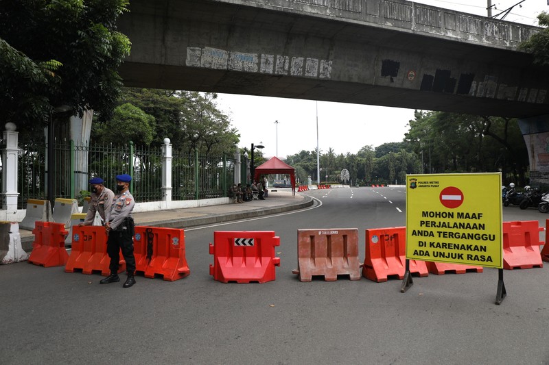 Petugas gabungan Polisi dan TNI melakukan pengamanan jelang aksi demo di kawasan Medan Merdeka, Senin (11/4/2022). (CNBC Indonesia/ Tri Susilo)