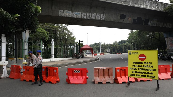 Demo Mahasiswa di sekiatar Istana Negara, Senin (11/4/2022). Petugas gabungan Polisi dan TNI melakukan pengamanan jelang aksi demo di kawasan Medan Merdeka, Senin (11/4/2022). (CNBC Indonesia/ Tri Susilo)