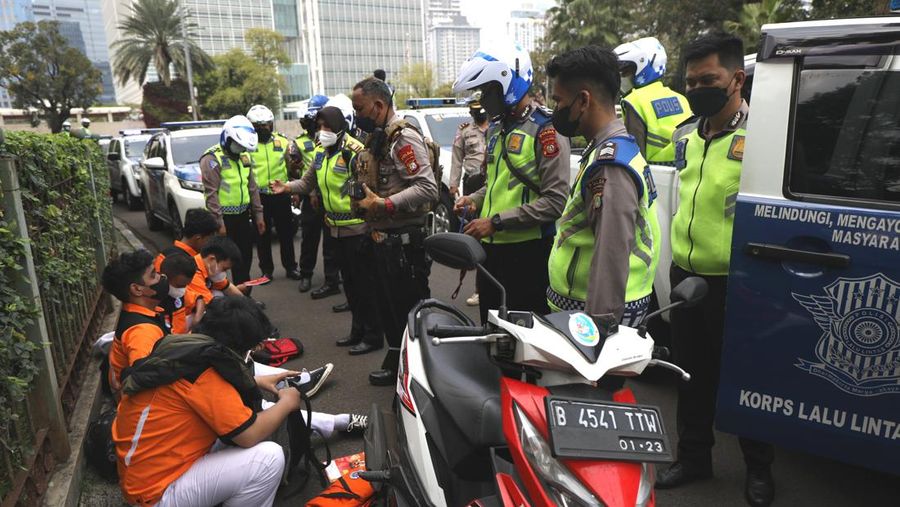 Petugas gabungan Polisi dan TNI melakukan pengamanan jelang aksi demo di kawasan Medan Merdeka, Senin (11/4/2022). (CNBC Indonesia/ Tri Susilo)