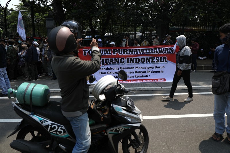 Petugas gabungan Polisi dan TNI melakukan pengamanan jelang aksi demo di kawasan Medan Merdeka, Senin (11/4/2022). (CNBC Indonesia/ Tri Susilo)