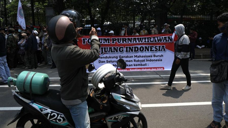Petugas gabungan Polisi dan TNI melakukan pengamanan jelang aksi demo di kawasan Medan Merdeka, Senin (11/4/2022). (CNBC Indonesia/ Tri Susilo)