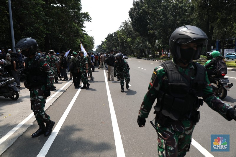 Petugas gabungan Polisi dan TNI melakukan pengamanan jelang aksi demo di kawasan Medan Merdeka, Senin (11/4/2022). (CNBC Indonesia/ Tri Susilo)