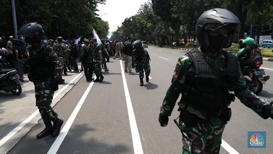 Petugas gabungan Polisi dan TNI melakukan pengamanan jelang aksi demo di kawasan Medan Merdeka, Senin (11/4/2022). (CNBC Indonesia/ Tri Susilo)