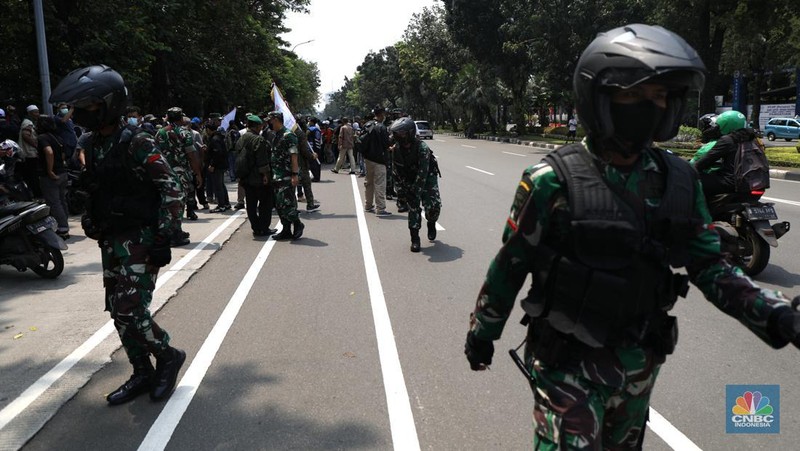 Petugas gabungan Polisi dan TNI melakukan pengamanan jelang aksi demo di kawasan Medan Merdeka, Senin (11/4/2022). (CNBC Indonesia/ Tri Susilo)