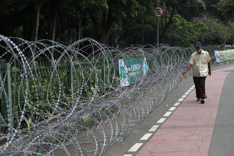 Demo Mahasiswa di sekiatar Istana Negara, Senin (11/4/2022). Petugas gabungan Polisi dan TNI melakukan pengamanan jelang aksi demo di kawasan Medan Merdeka, Senin (11/4/2022). (CNBC Indonesia/ Tri Susilo)