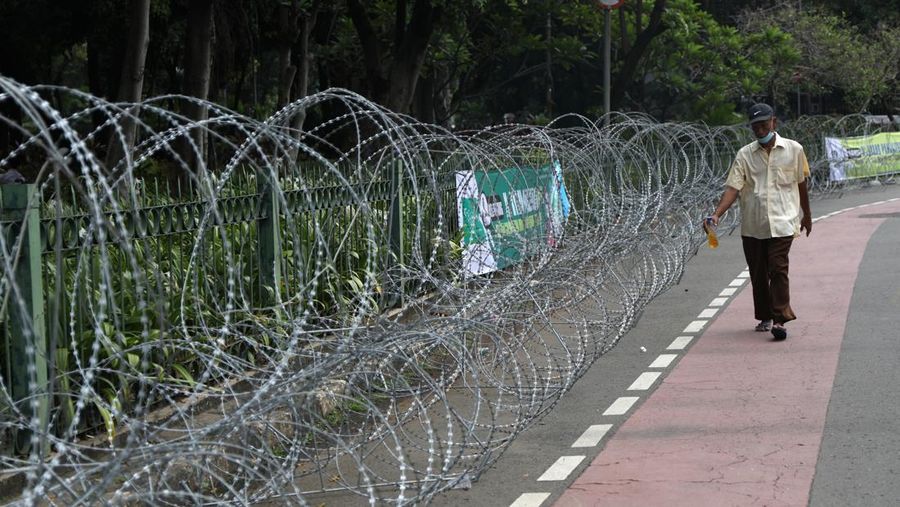 Petugas gabungan Polisi dan TNI melakukan pengamanan jelang aksi demo di kawasan Medan Merdeka, Senin (11/4/2022). (CNBC Indonesia/ Tri Susilo)