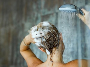 Mandi Malam Sebabkan Rematik, Fakta atau Hoax?