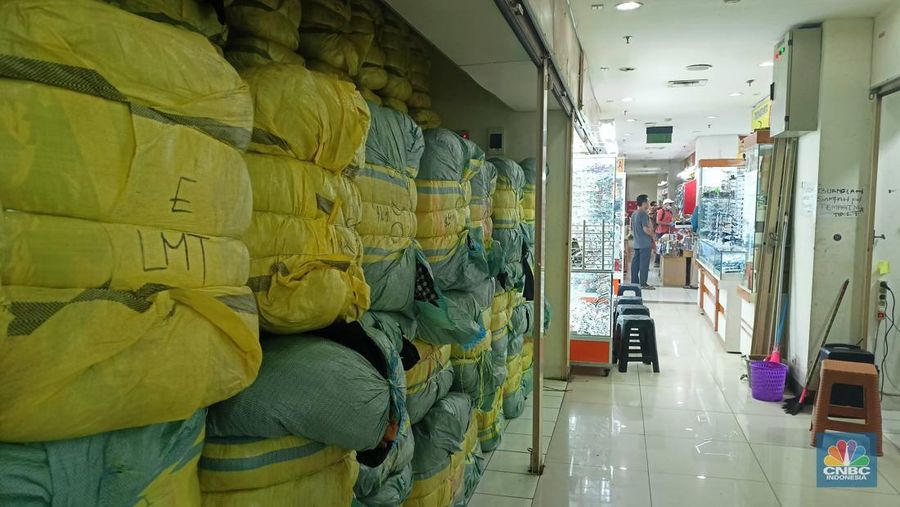 Kios di pasar Senen, Senin (11/4/2022). (CNBC Indonesia/ Ferry Sandi)