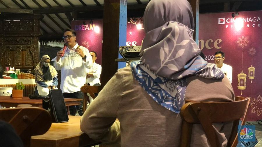 Presiden Direktur CIMB Niaga Finance, Ristiawan Suherman tengah menjelaskan kinerja bisnis perusahaan tahun 2021 dan 2022.