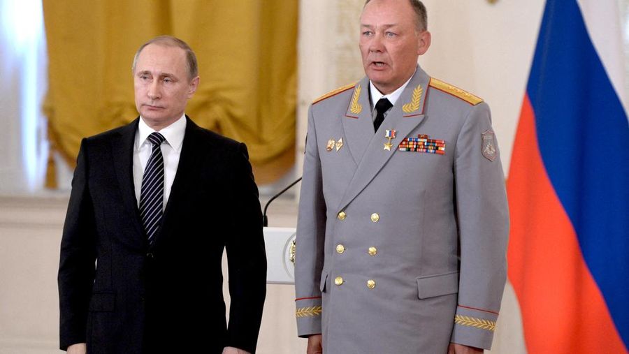 Presiden Rusia Vladimir Putin berfoto dengan wakil komandan pertama distrik Militer Pusat, kolonel jenderal Alexander Dvornikov setelah dianugerahi gelar Pahlawan Federasi Rusia di Moskow, Rusia 17 Maret 2016. (Sputnik/Alexey Nikolsky/Kremlin via REUTERS)