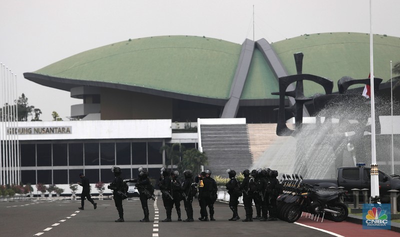 Suasana DPR Jelang Aksi Demo BEM SI, Senin (11/4/2022). Suasana DPR Jelang Aksi Demo BEM SI, Senin (11/4/2022). (CNBC Indonesia/ Muhammad Sabki)