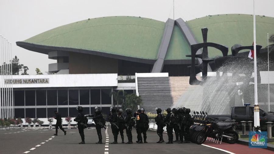 Suasana DPR Jelang Aksi Demo BEM SI, Senin (11/4/2022). (CNBC Indonesia/ Muhammad Sabki)