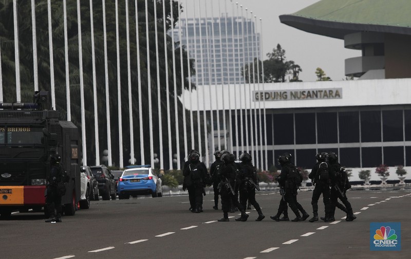 Suasana DPR Jelang Aksi Demo BEM SI, Senin (11/4/2022). (CNBC Indonesia/ Muhammad Sabki)