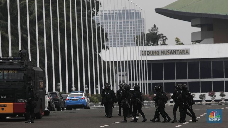 Suasana DPR Jelang Aksi Demo BEM SI, Senin (11/4/2022). (CNBC Indonesia/ Muhammad Sabki)