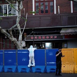 Gawat! Covid Menggila, Shanghai Batal Longgarkan Lockdown