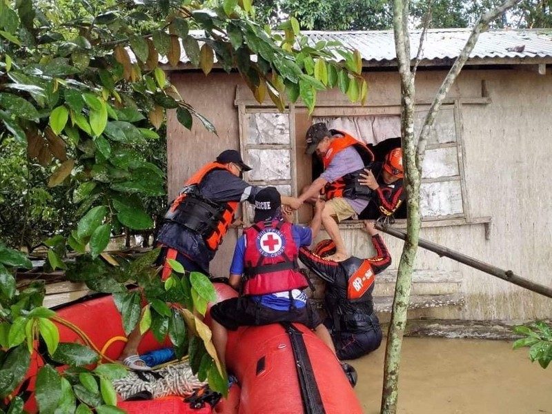 Seorang pria dibawa setelah diselamatkan dari tanah longsor di Kota Baybay, provinsi Leyte, Filipina tengah, Senin (11/4/2022). Hujan lebat yang disebabkan oleh badai tropis Megi musim panas yang menewaskan sedikitnya beberapa orang di Filipina tengah dan selatan, sebagian besar karena tanah longsor, kata para pejabat Senin. (Philippine Coast Guard via AP)