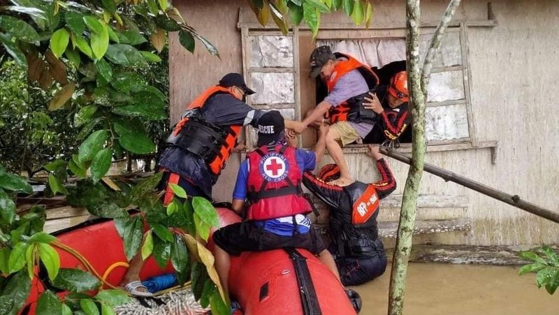 Seorang pria dibawa setelah diselamatkan dari tanah longsor di Kota Baybay, provinsi Leyte, Filipina tengah, Senin (11/4/2022). Hujan lebat yang disebabkan oleh badai tropis Megi musim panas yang menewaskan sedikitnya beberapa orang di Filipina tengah dan selatan, sebagian besar karena tanah longsor, kata para pejabat Senin. (Philippine Coast Guard via AP)
