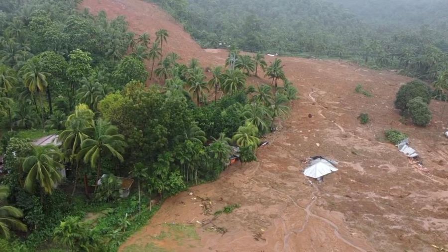 Seorang pria dibawa setelah diselamatkan dari tanah longsor di Kota Baybay, provinsi Leyte, Filipina tengah, Senin (11/4/2022). Hujan lebat yang disebabkan oleh badai tropis Megi musim panas yang menewaskan sedikitnya beberapa orang di Filipina tengah dan selatan, sebagian besar karena tanah longsor, kata para pejabat Senin. (Philippine Coast Guard via AP)