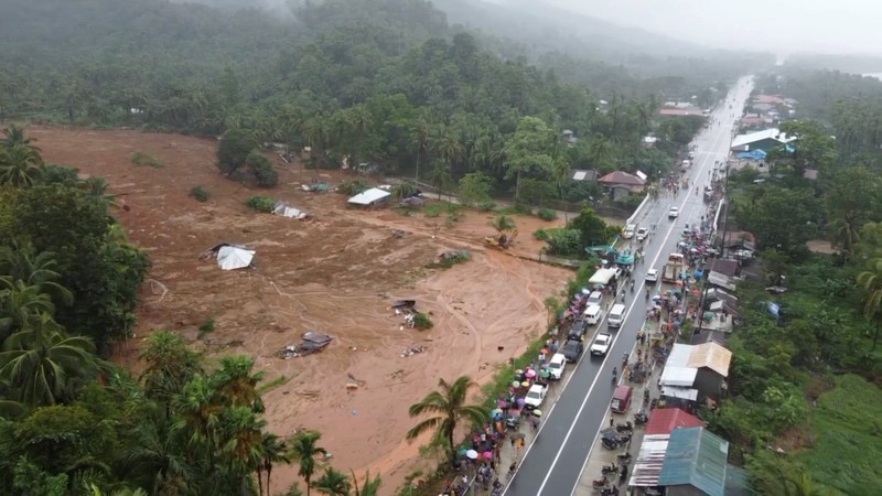 Seorang pria dibawa setelah diselamatkan dari tanah longsor di Kota Baybay, provinsi Leyte, Filipina tengah, Senin (11/4/2022). Hujan lebat yang disebabkan oleh badai tropis Megi musim panas yang menewaskan sedikitnya beberapa orang di Filipina tengah dan selatan, sebagian besar karena tanah longsor, kata para pejabat Senin. (Philippine Coast Guard via AP)