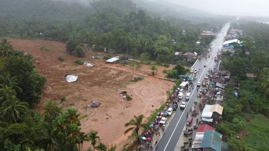 Seorang pria dibawa setelah diselamatkan dari tanah longsor di Kota Baybay, provinsi Leyte, Filipina tengah, Senin (11/4/2022). Hujan lebat yang disebabkan oleh badai tropis Megi musim panas yang menewaskan sedikitnya beberapa orang di Filipina tengah dan selatan, sebagian besar karena tanah longsor, kata para pejabat Senin. (Philippine Coast Guard via AP)
