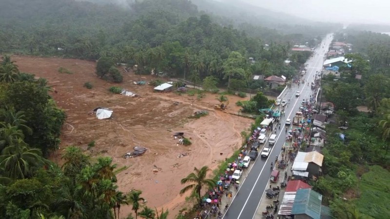 Seorang pria dibawa setelah diselamatkan dari tanah longsor di Kota Baybay, provinsi Leyte, Filipina tengah, Senin (11/4/2022). Hujan lebat yang disebabkan oleh badai tropis Megi musim panas yang menewaskan sedikitnya beberapa orang di Filipina tengah dan selatan, sebagian besar karena tanah longsor, kata para pejabat Senin. (Philippine Coast Guard via AP)