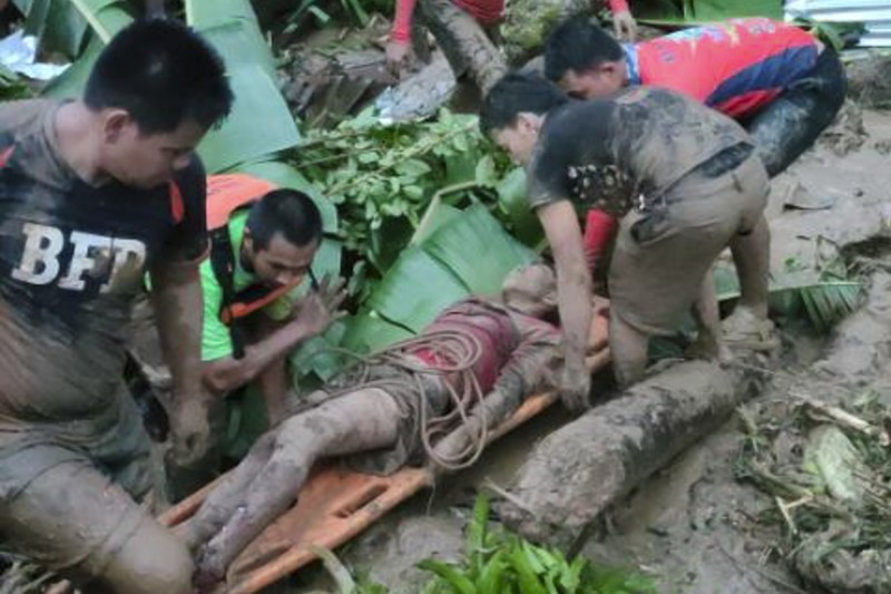 Badai tropis Megi melanda, di Provinsi Capiz, Filipina Seorang pria dibawa setelah diselamatkan dari tanah longsor di Kota Baybay, provinsi Leyte, Filipina tengah, Senin (11/4/2022). Hujan lebat yang disebabkan oleh badai tropis Megi musim panas yang menewaskan sedikitnya beberapa orang di Filipina tengah dan selatan, sebagian besar karena tanah longsor, kata para pejabat Senin. (Philippine Coast Guard via AP)