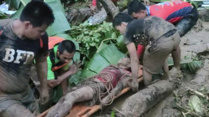Seorang pria dibawa setelah diselamatkan dari tanah longsor di Kota Baybay, provinsi Leyte, Filipina tengah, Senin (11/4/2022). Hujan lebat yang disebabkan oleh badai tropis Megi musim panas yang menewaskan sedikitnya beberapa orang di Filipina tengah dan selatan, sebagian besar karena tanah longsor, kata para pejabat Senin. (Philippine Coast Guard via AP)