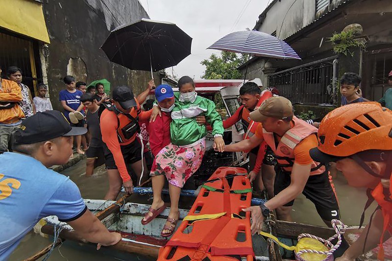 Badai tropis Megi melanda, di Provinsi Capiz, Filipina Seorang pria dibawa setelah diselamatkan dari tanah longsor di Kota Baybay, provinsi Leyte, Filipina tengah, Senin (11/4/2022). Hujan lebat yang disebabkan oleh badai tropis Megi musim panas yang menewaskan sedikitnya beberapa orang di Filipina tengah dan selatan, sebagian besar karena tanah longsor, kata para pejabat Senin. (Philippine Coast Guard via AP)