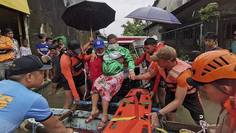 Seorang pria dibawa setelah diselamatkan dari tanah longsor di Kota Baybay, provinsi Leyte, Filipina tengah, Senin (11/4/2022). Hujan lebat yang disebabkan oleh badai tropis Megi musim panas yang menewaskan sedikitnya beberapa orang di Filipina tengah dan selatan, sebagian besar karena tanah longsor, kata para pejabat Senin. (Philippine Coast Guard via AP)