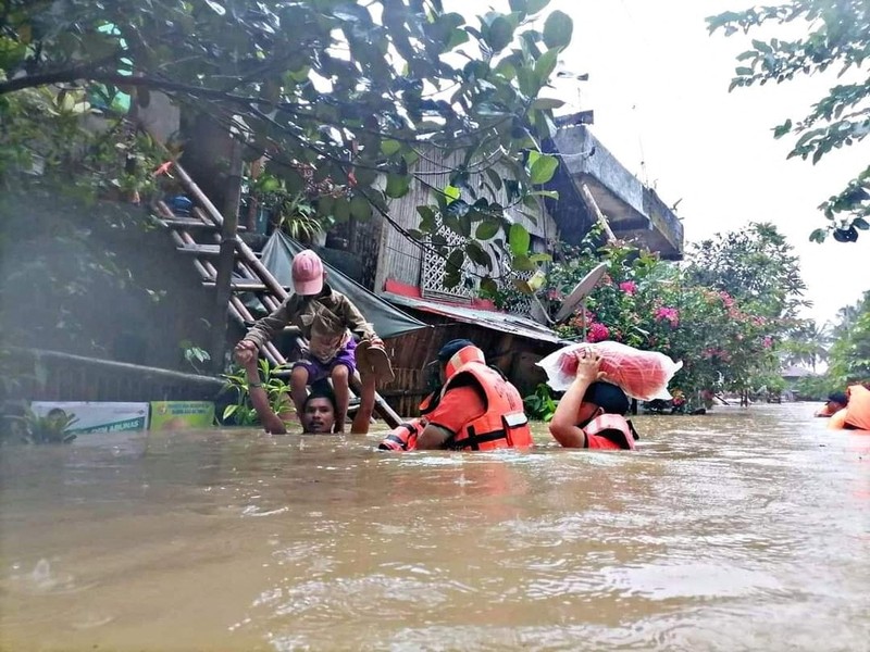 Badai tropis Megi melanda, di Provinsi Capiz, Filipina Seorang pria dibawa setelah diselamatkan dari tanah longsor di Kota Baybay, provinsi Leyte, Filipina tengah, Senin (11/4/2022). Hujan lebat yang disebabkan oleh badai tropis Megi musim panas yang menewaskan sedikitnya beberapa orang di Filipina tengah dan selatan, sebagian besar karena tanah longsor, kata para pejabat Senin. (Philippine Coast Guard via AP)