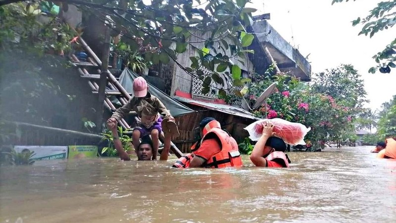 Seorang pria dibawa setelah diselamatkan dari tanah longsor di Kota Baybay, provinsi Leyte, Filipina tengah, Senin (11/4/2022). Hujan lebat yang disebabkan oleh badai tropis Megi musim panas yang menewaskan sedikitnya beberapa orang di Filipina tengah dan selatan, sebagian besar karena tanah longsor, kata para pejabat Senin. (Philippine Coast Guard via AP)