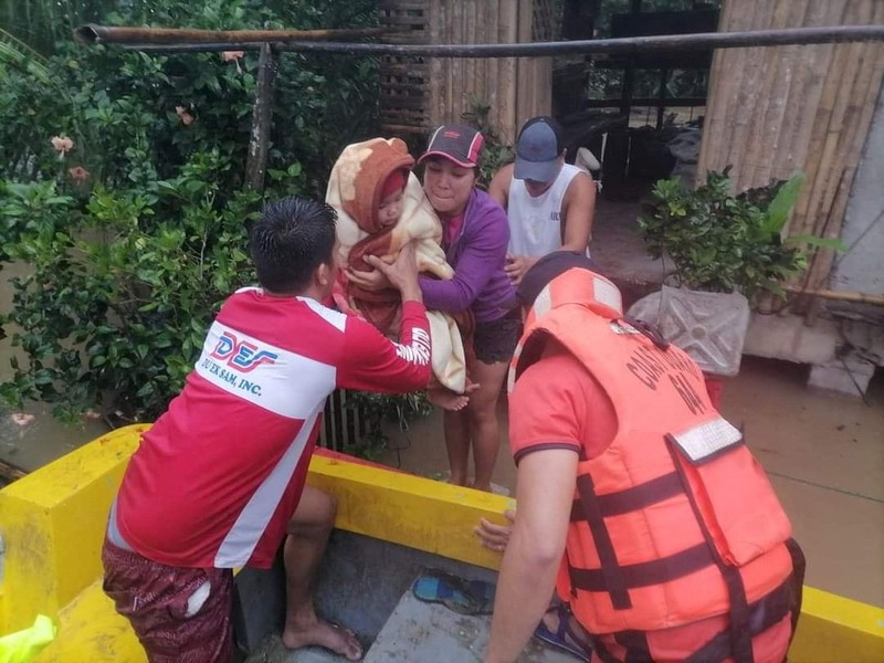 Badai tropis Megi melanda, di Provinsi Capiz, Filipina Seorang pria dibawa setelah diselamatkan dari tanah longsor di Kota Baybay, provinsi Leyte, Filipina tengah, Senin (11/4/2022). Hujan lebat yang disebabkan oleh badai tropis Megi musim panas yang menewaskan sedikitnya beberapa orang di Filipina tengah dan selatan, sebagian besar karena tanah longsor, kata para pejabat Senin. (Philippine Coast Guard via AP)