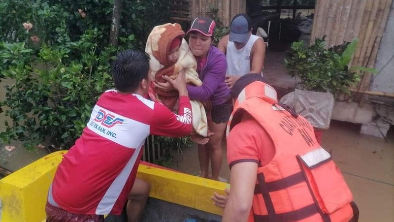 Seorang pria dibawa setelah diselamatkan dari tanah longsor di Kota Baybay, provinsi Leyte, Filipina tengah, Senin (11/4/2022). Hujan lebat yang disebabkan oleh badai tropis Megi musim panas yang menewaskan sedikitnya beberapa orang di Filipina tengah dan selatan, sebagian besar karena tanah longsor, kata para pejabat Senin. (Philippine Coast Guard via AP)