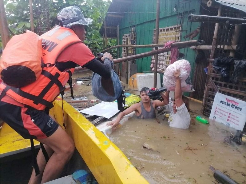 Badai tropis Megi melanda, di Provinsi Capiz, Filipina Seorang pria dibawa setelah diselamatkan dari tanah longsor di Kota Baybay, provinsi Leyte, Filipina tengah, Senin (11/4/2022). Hujan lebat yang disebabkan oleh badai tropis Megi musim panas yang menewaskan sedikitnya beberapa orang di Filipina tengah dan selatan, sebagian besar karena tanah longsor, kata para pejabat Senin. (Philippine Coast Guard via AP)
