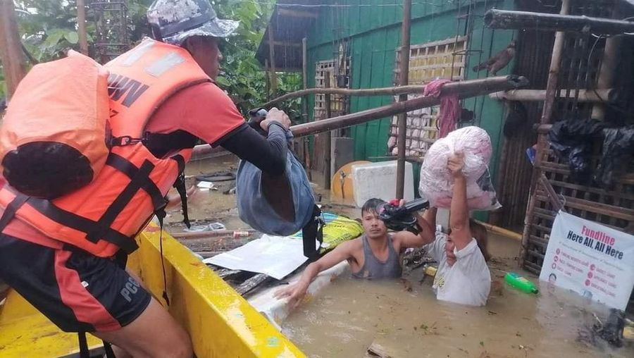 Seorang pria dibawa setelah diselamatkan dari tanah longsor di Kota Baybay, provinsi Leyte, Filipina tengah, Senin (11/4/2022). Hujan lebat yang disebabkan oleh badai tropis Megi musim panas yang menewaskan sedikitnya beberapa orang di Filipina tengah dan selatan, sebagian besar karena tanah longsor, kata para pejabat Senin. (Philippine Coast Guard via AP)
